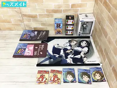 氷菓グッズ フィギュア、タペストリー、タオル、缶バッジ、ラバーイヤホンジャック 他